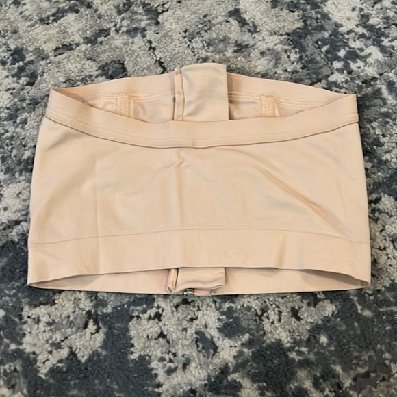 Medela 3 in 1 Pumping and Nursing Bra, Hands Free Pumping Bustier - Picture 2 of 3